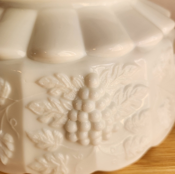 Milk Glass Bowl Harvest Grape Westmoreland Vine Indiana - Picture 4 of 9